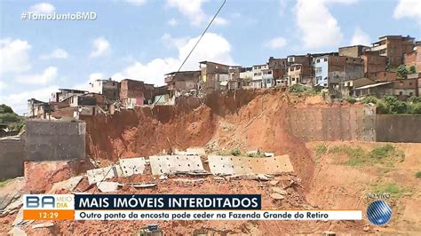 Moradores de outros pontos perto de encosta que desmoronou têm casas