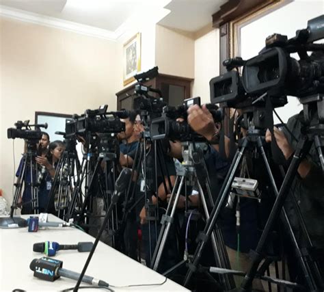 lima peran pers  indonesia