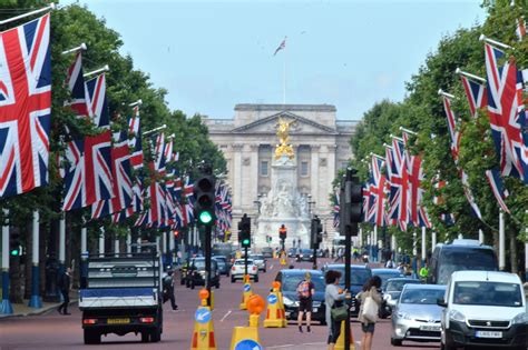 Pin by Mark Leishman on Buckingham Palace and Horse Guards Parade ...