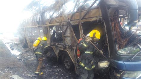 Ônibus pega fogo na rodovia Fernão Dias em Betim na Grande BH Minas