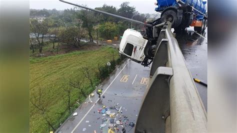 桃園台61線化學槽車自撞衝破護欄畫面曝！ 「車頭懸空」駕駛摔落送醫不治｜四季線上4gtv