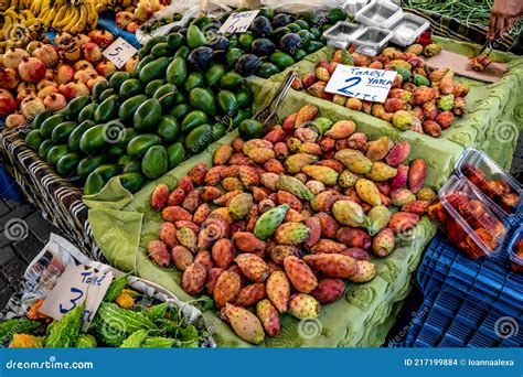 Montones De Frutas Exóticas En Mesas En El Mercado De Agricultores En