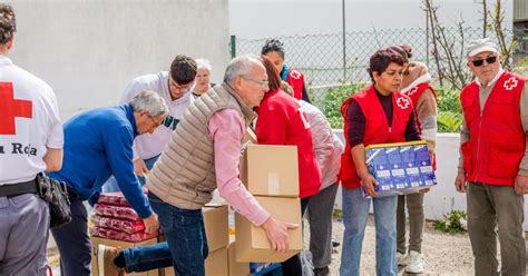 San Crispín dona más de una tonelada de productos a Cruz Roja y Caritas