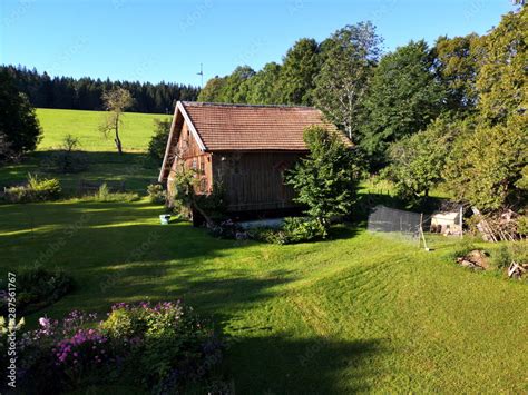 Bauerngarten Mit Gr Nen Wiesen Und Alter Scheune Im Sommer Bei Blauem