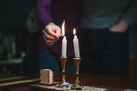 Lighting Shabbat Candles | My Jewish Learning