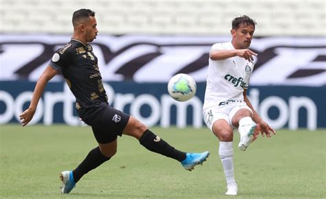 Scarpa comemora título do Palmeiras andando de skate comendo bolacha e