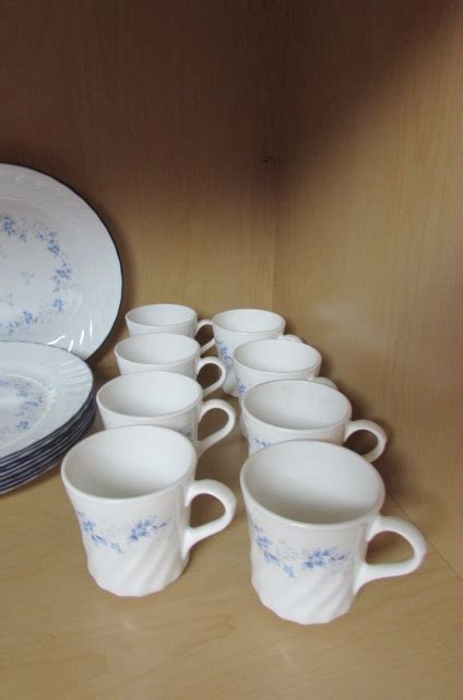 Lot Detail CORELLE BLUE FLEUR DINNERWARE SET