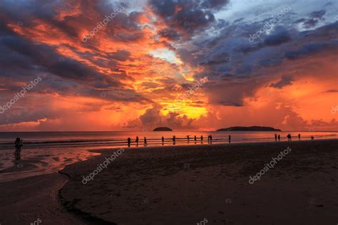 Hermosa Puesta De Sol Con Turista Silueta En Tanjung Aru Beach Kota