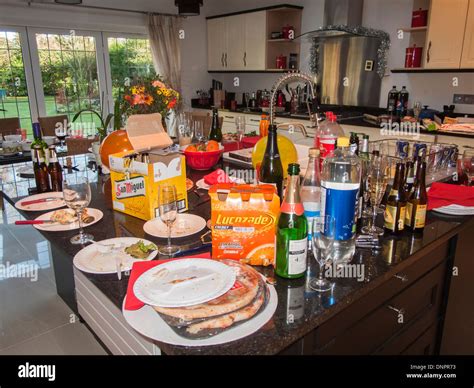 Desordenado Desorden Despu S De Una Fiesta De Cocina Vino Y Botellas