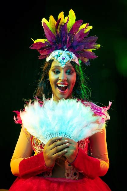 Hermosa mujer joven en máscara de carnaval y disfraz de mascarada en