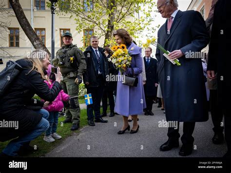 Der schwedische König Carl Gustaf und Königin Silvia erhalten Blumen