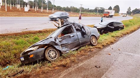 Carros Se Envolvem Em Colis O Na Br E V O Parar No Canteiro Da