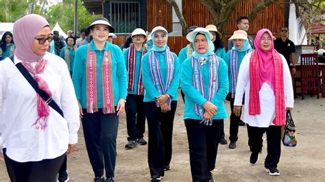 Ibu Negara Dan Oase Kim Bersama Pelajar Lombok Barat Dalam Aksi