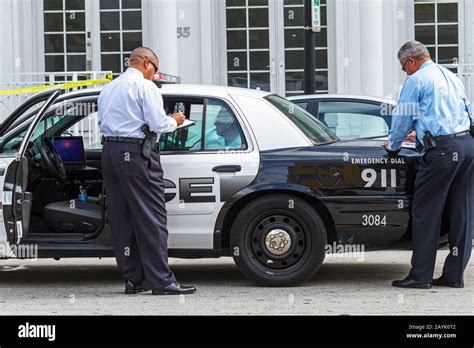 Conduire Une Voiture De Police Banque De Photographies Et Dimages à