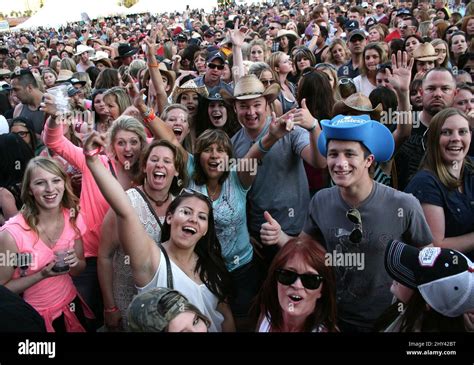 Country Music Fans Hi Res Stock Photography And Images Alamy