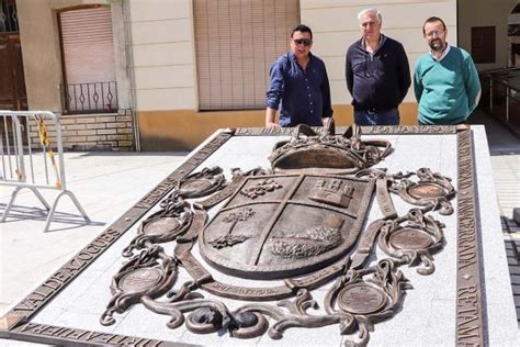 Carlos Guerra Plasma En Un Monumental Escudo De Bronce Los Principales