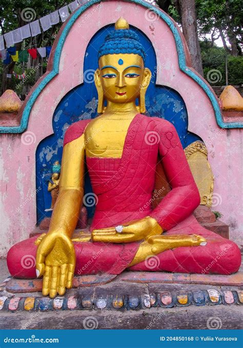 Gouden Boeddha Standbeeld In Nepal Stock Foto Image Of Koninklijk Groot 204850168