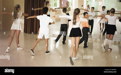 Heureux Les Enfants Apprendre Des Mouvements De Danse En Classe De