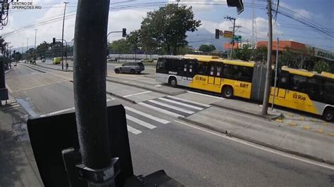 Carro colide BRT após invadir pista do ônibus acidente deixou três