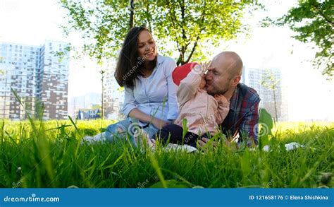 Gl Ckliche Familie Steht Auf Natur Still Eltern Spielen Mit Einer