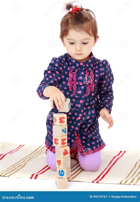 Menina Que Joga Os Blocos Que Sentam Se No Imagem De Stock Imagem