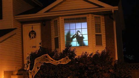 20+ Spooky Halloween Window Projections