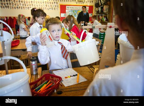 Children In A Uk Primary School Doing A Science Experiment Stock Photo