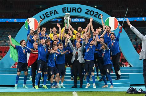 Europei l Italia campione è rientrata a Roma un boato accoglie la squadra