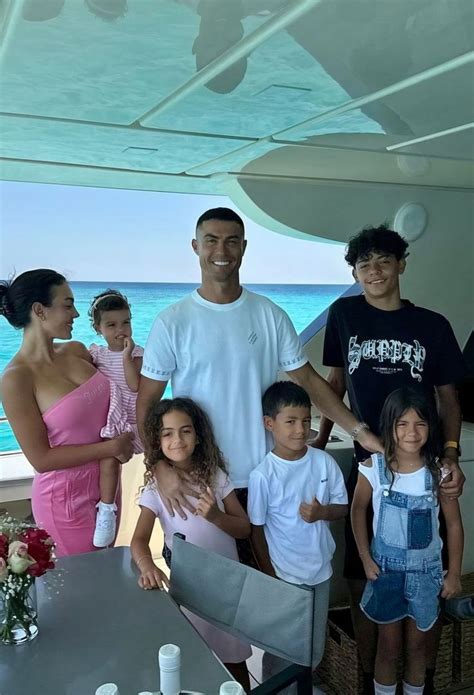 Christiano Ronaldo with his family | Ronaldo, Christiano ronaldo ...