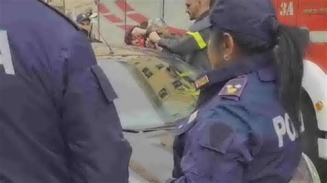 Paura A Termini Bimbo Resta Chiuso In Auto Salvato Dai Vigili Del Fuoco