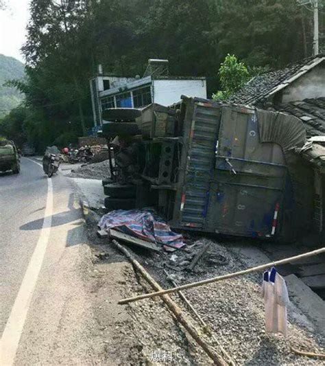 網曝宜賓高縣一貨車側翻 壓倒路邊民房 每日頭條