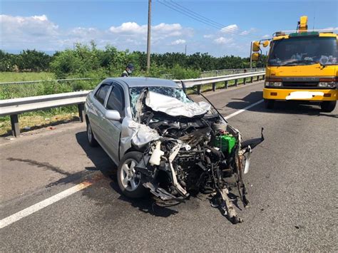 國1麻豆段轎車連環撞護欄「車頭零件全噴出」情侶脫困送醫 社會 三立新聞網 Setncom