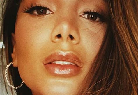 SBT TV De lingerie transparente Anitta arranca suspiros dos fãs