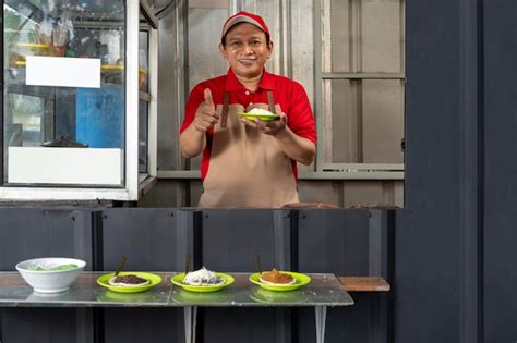 Hombre asiático con sombrero y delantal que muestra serabi Foto Premium