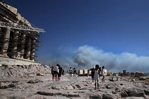 Greece: Fire rages on the hills around Athens causing residents to flee