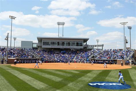 Kentucky Wildcats Softball - A Sea Of Blue