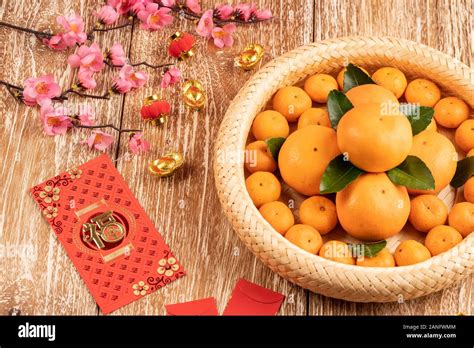 Chinese New Year Mandarin Orange And Red Packet Stock Photo Alamy