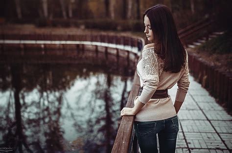 Mujeres Morena Cabello Largo Jeans Lago Mujeres Al Aire Libre