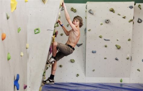 Indoor rock climbing – how to construct a rock climbing wall at home?