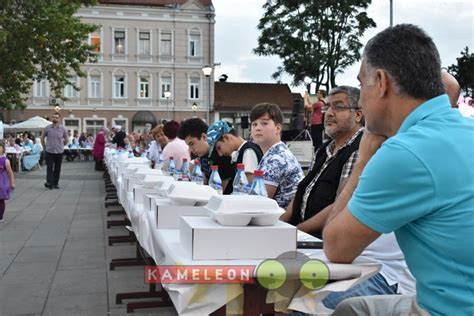 FOTO 1 500 sugrađana iftarilo na Trgu slobode u Tuzli Kameleon M M