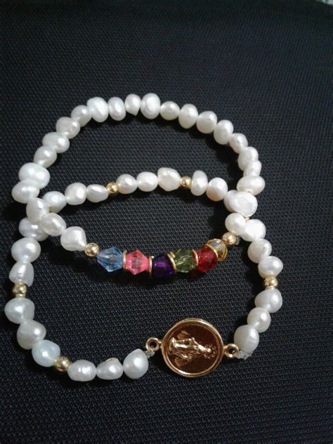 Duo De Pulseras En Perla Blanca Con Dije Y Piedras De Colores