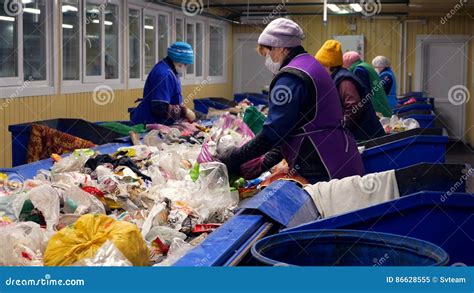 Trash A Los Trabajadores Que Clasifican La Basura Basura En Un