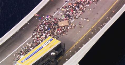 Camión repleto de zapatos vuelca en el Turnpike