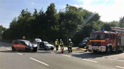 Schwerer Unfall Mit Drei Autos Auf Der B In M Hnesee