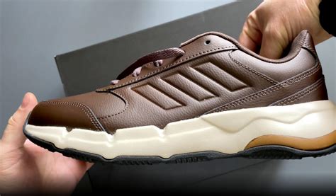 Распаковываю кроссовки adidas HOTAKI