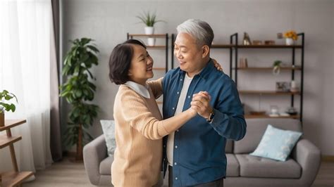 Una Pareja De Ancianos Asi Ticos Bailando Juntos Mientras Escuchan