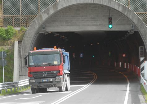 Strada Dei Marmi Monta La Rabbia Dei Camionisti