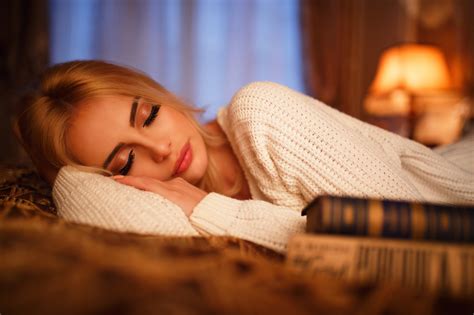 Wallpaper Women Blonde Portrait Closed Eyes Depth Of Field Books