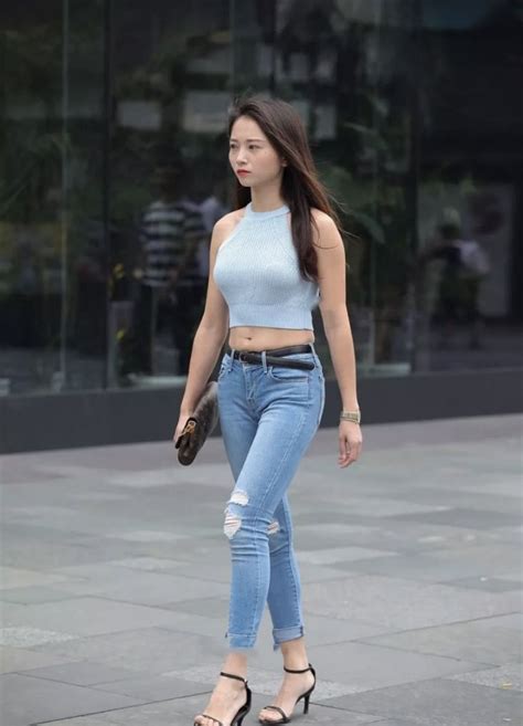 街拍：针织背心配紧身牛仔裤，美的让人心动不已 雪花新闻 Mom Jeans Levi Jeans Beautiful Asian