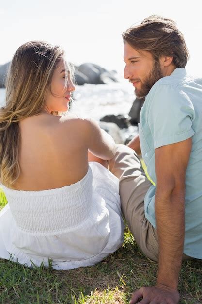 Hermosa Pareja Sonriendo El Uno Al Otro Foto Premium